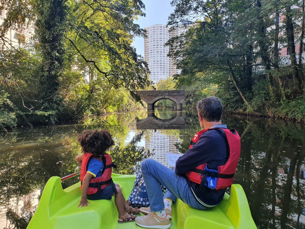 Papa et Adao regarde le pont